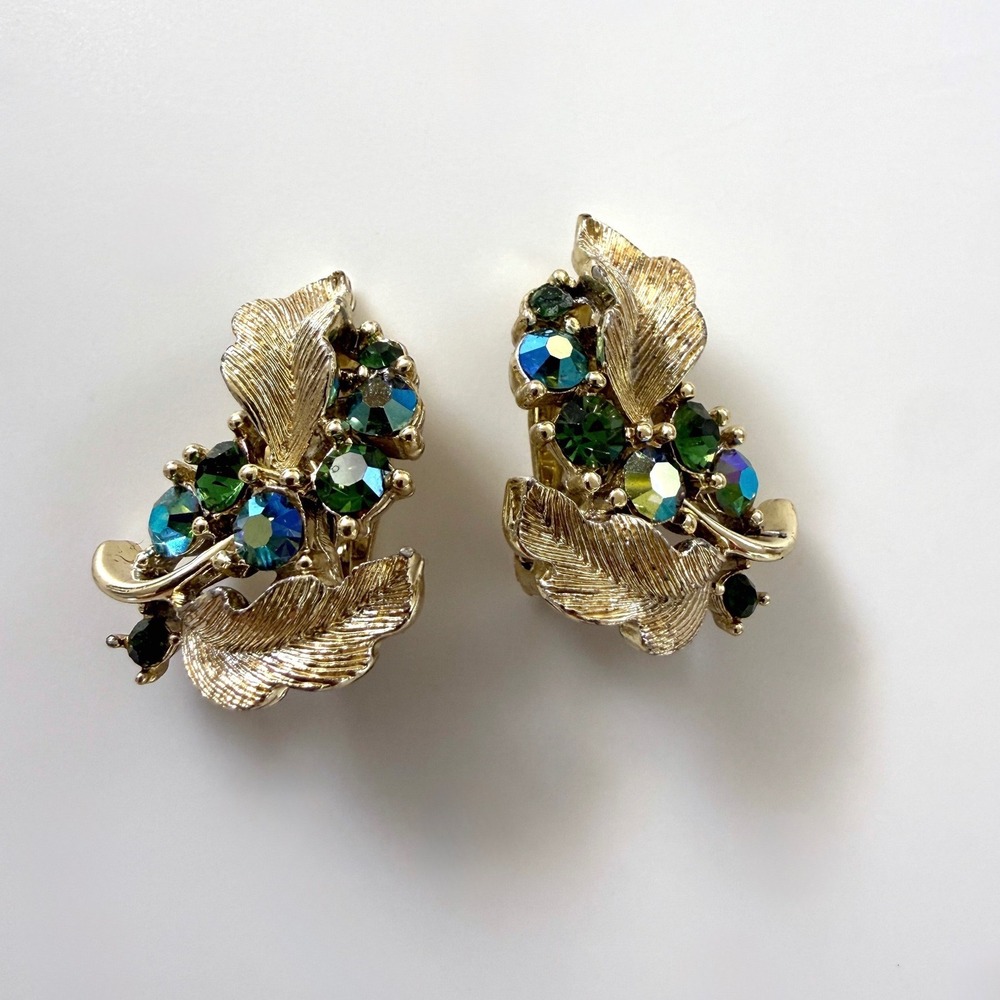 Vintage Lisner Gold Tone Green AB Rhinestone Leaf Clip On Earrings Botanical - Picture 9 of 9